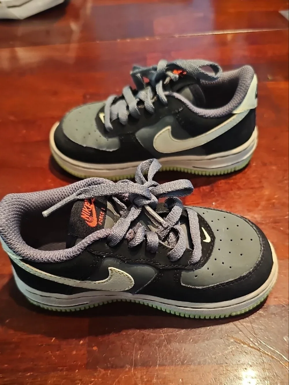 Nike Kids Grey, Black and Green Low-Top Sneakers